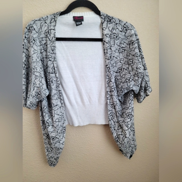 White and black cute sweater - Picture 2 of 4